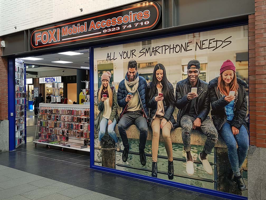 Voorgevel en ingang van de Foxi Mobiel-winkel in Shopping Den Tir.